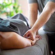 Volg de Spanning: Hoe Een Masseur Je Lichaam Leest en Herstelt 9 arm massage achter 3