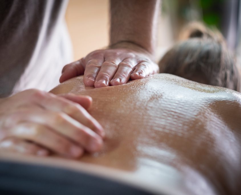 De kracht van rustige muziek tijdens een massage: Een harmonieuze reis voor lichaam en geest